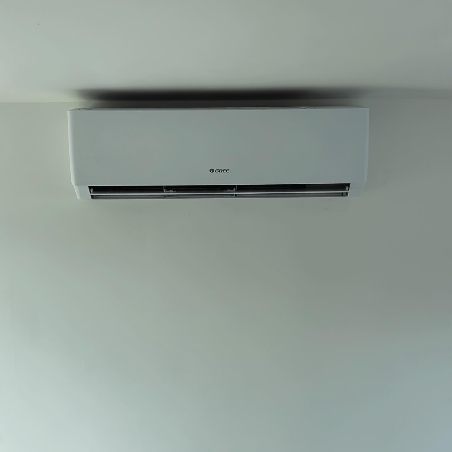 Gree binnenunit strak aan een witte wand